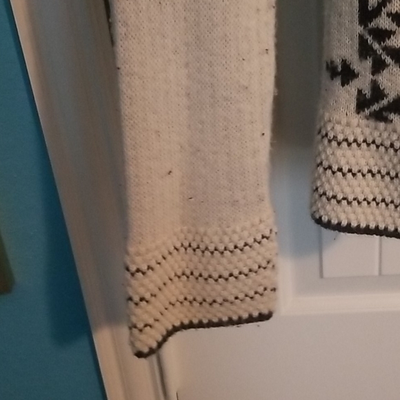 Warm Native Design Sweater - Picture 2 of 4
